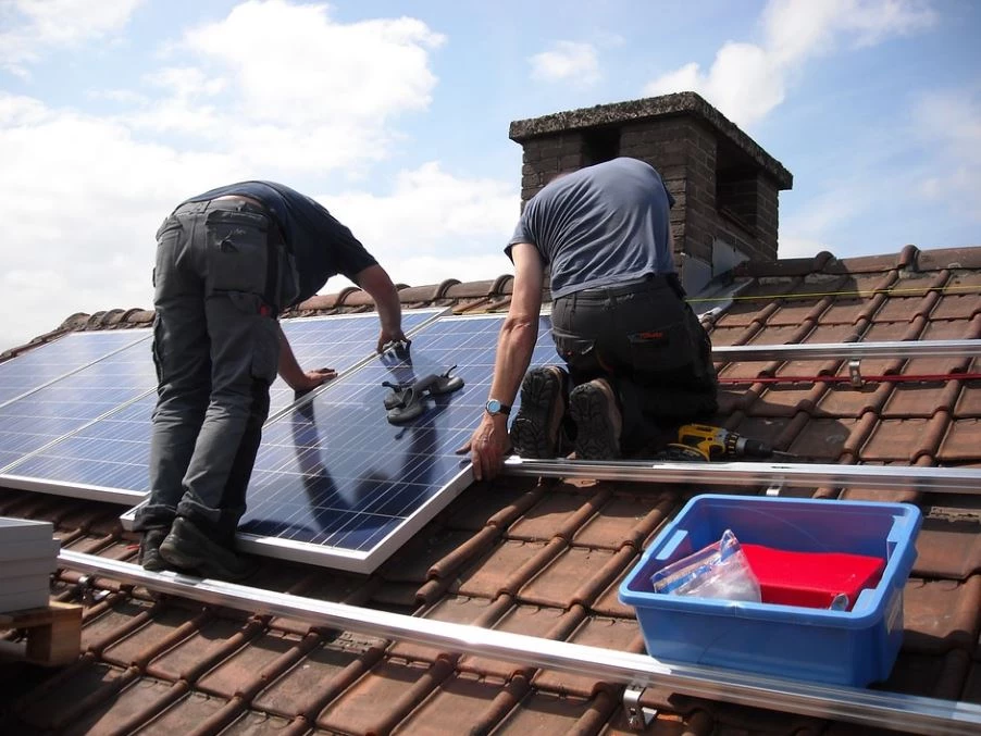 Монтажники устанавливают солнечные батареи
